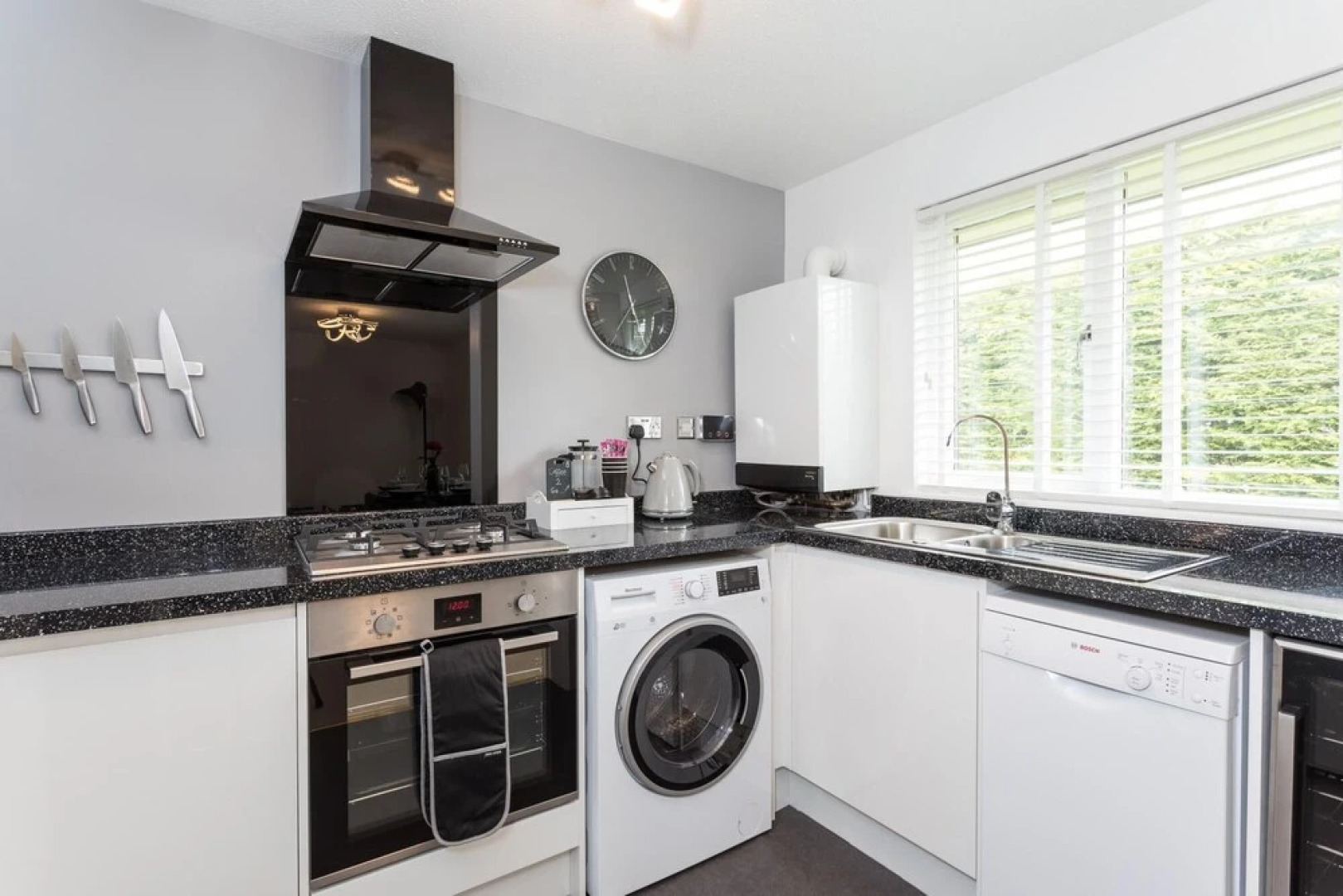 Park View- Close to East Surrey Hospital- Self Contained 2 bed