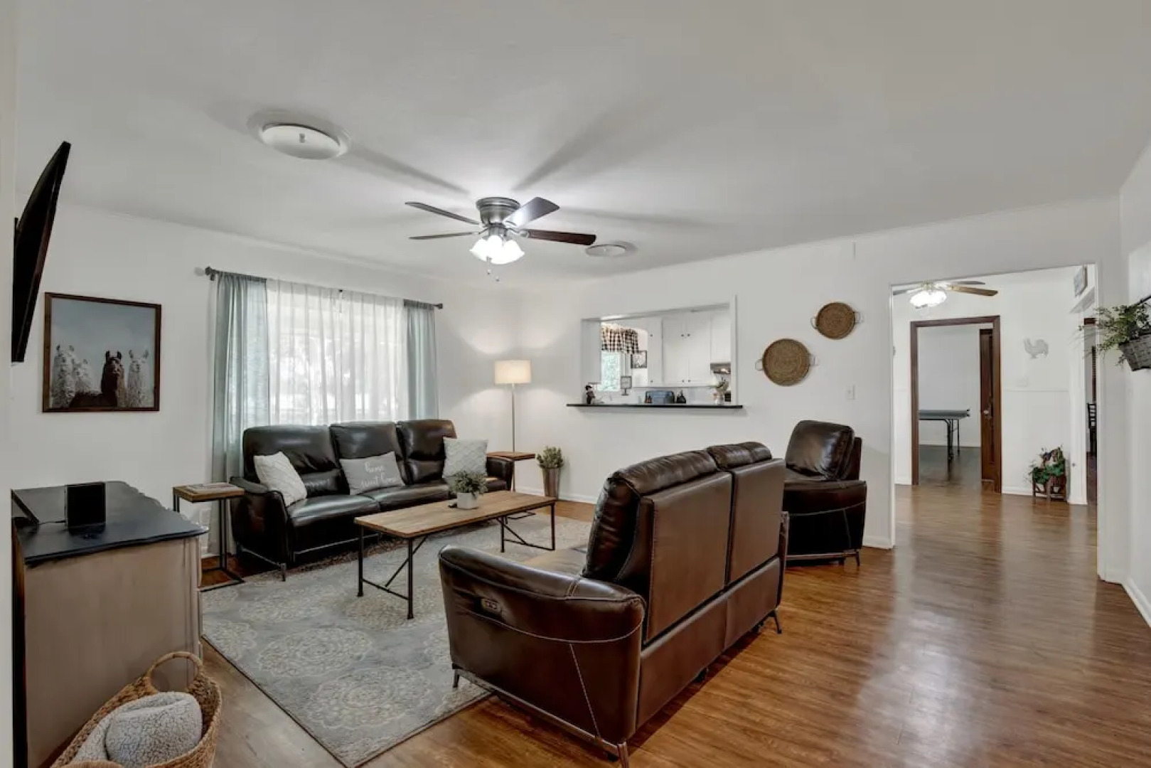 Spacious Home - Fire Pit, BBQ and Outdoor Seating!