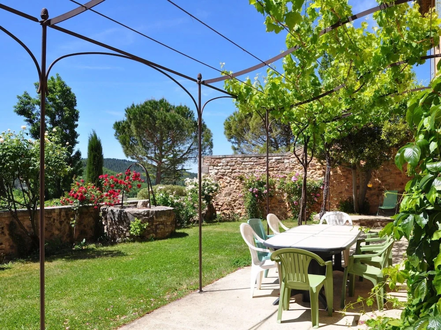 Quaint Holiday Home in Rustrel With Swimming Pool