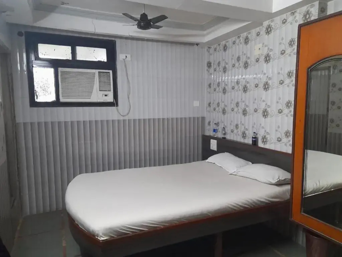 Hotel Aaiye Lodging & Boarding By WB Inn