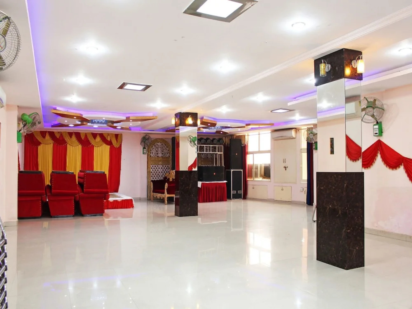 OYO 4471 Hotel Rajmahal