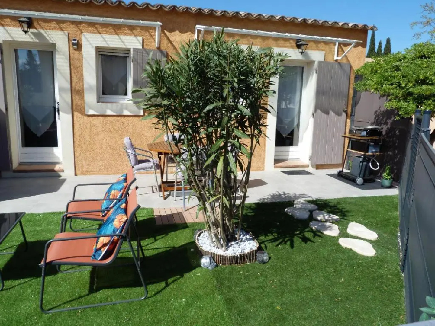 appart cosy avec son exterieur chaleureux,piscine et parking prive