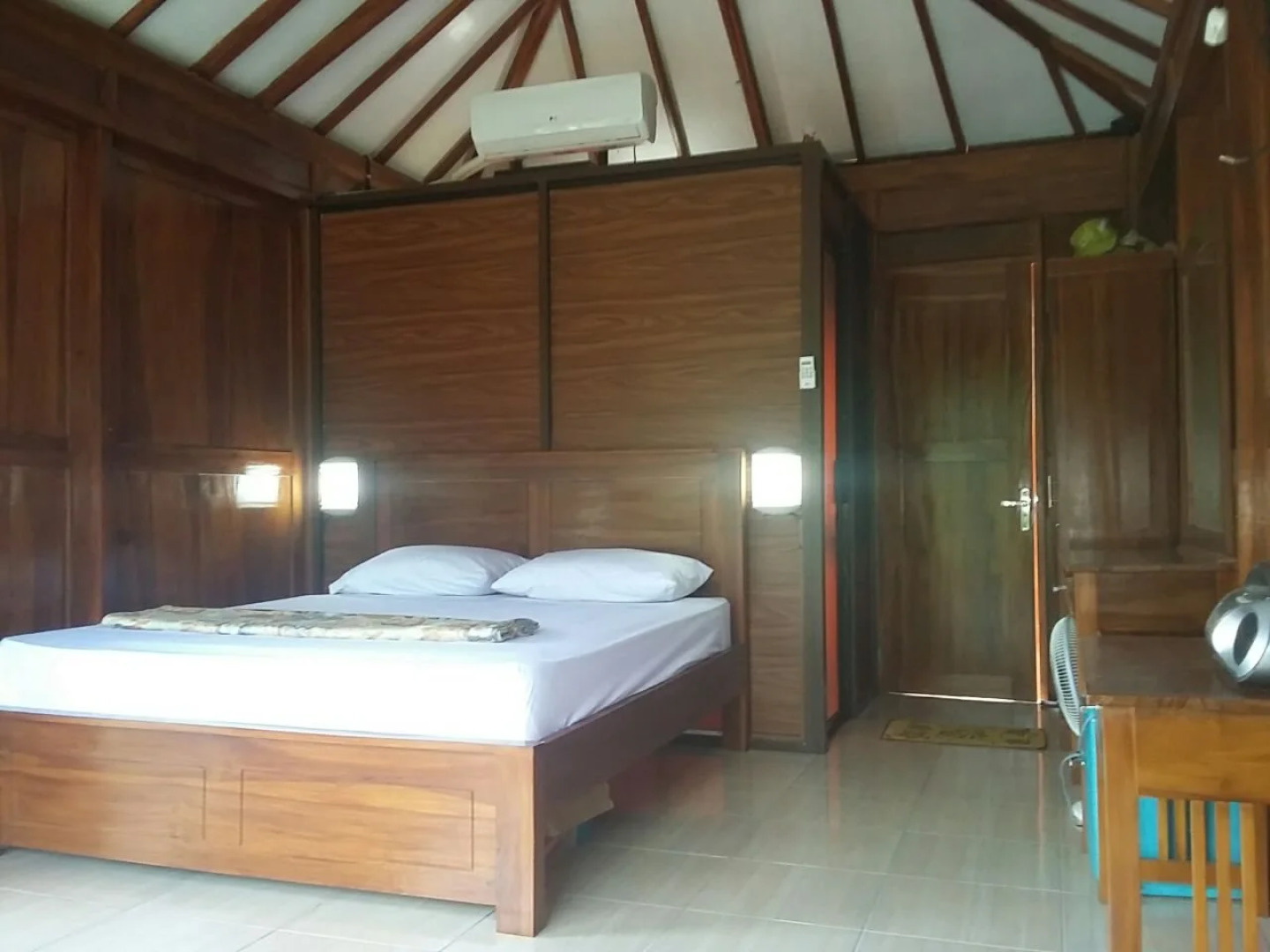 Rumah Kayu Pinggir Kali