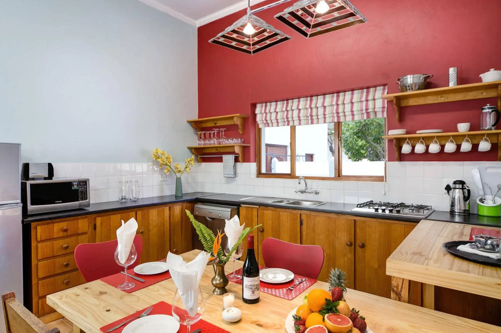 GUBAS DE HOEK meet eat sleep