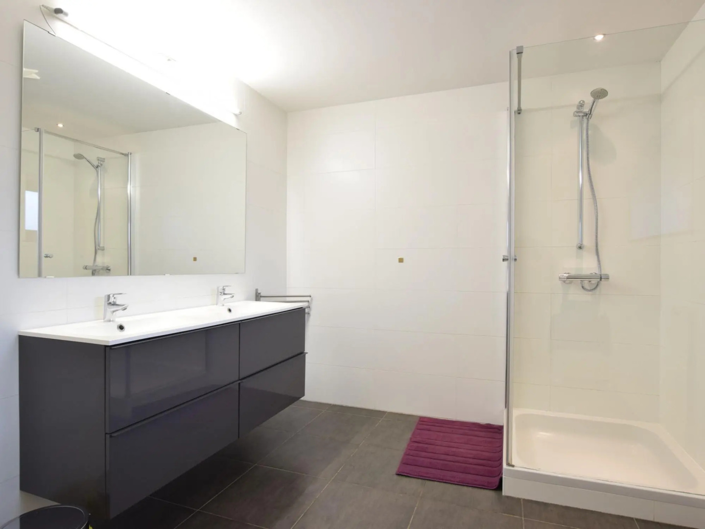 Luxury Cottage in Vaux-sur-Sure with Sauna and Jacuzzi