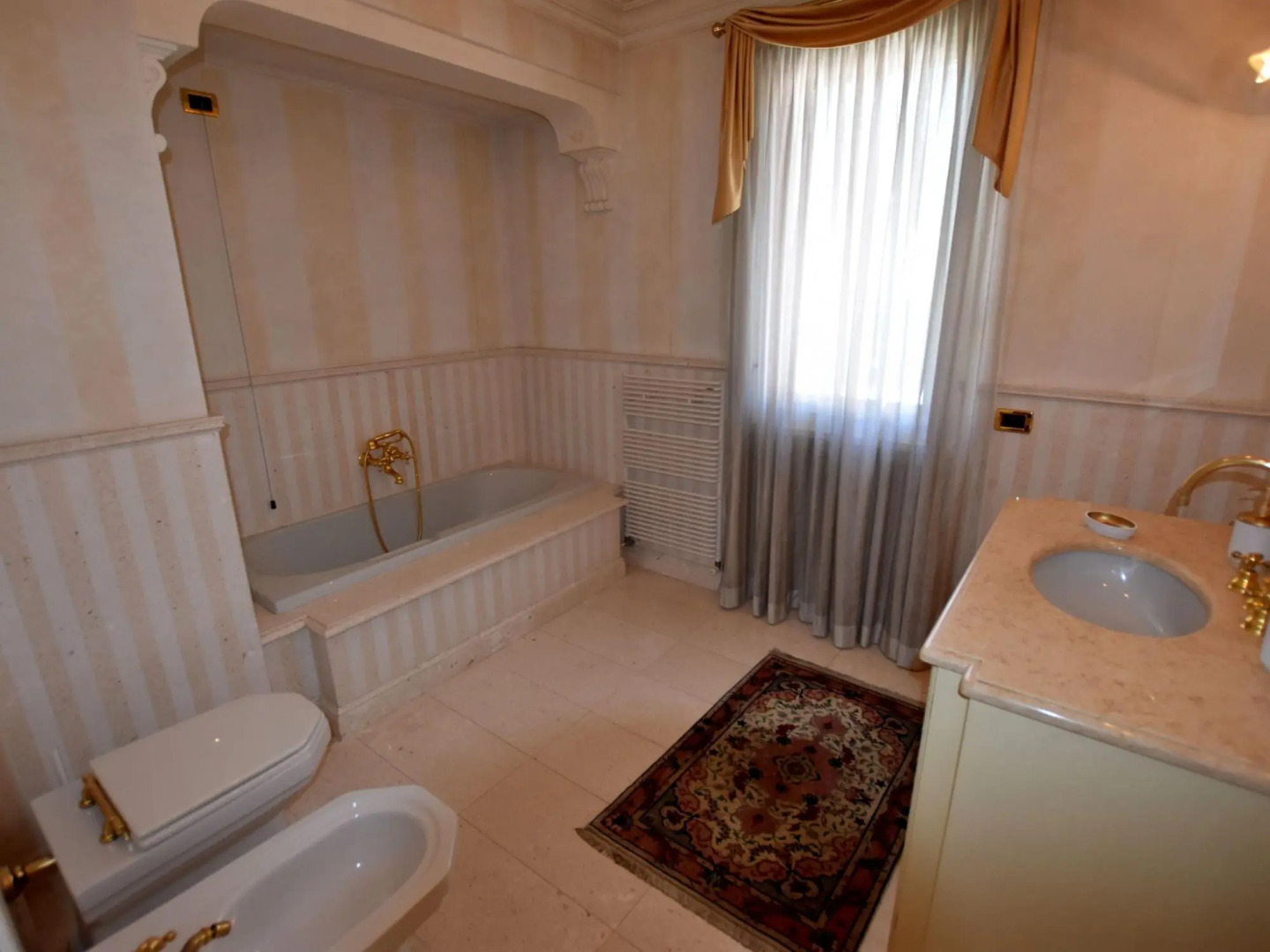 Luxurious Villa in Lombardy with Garden and bubble bath
