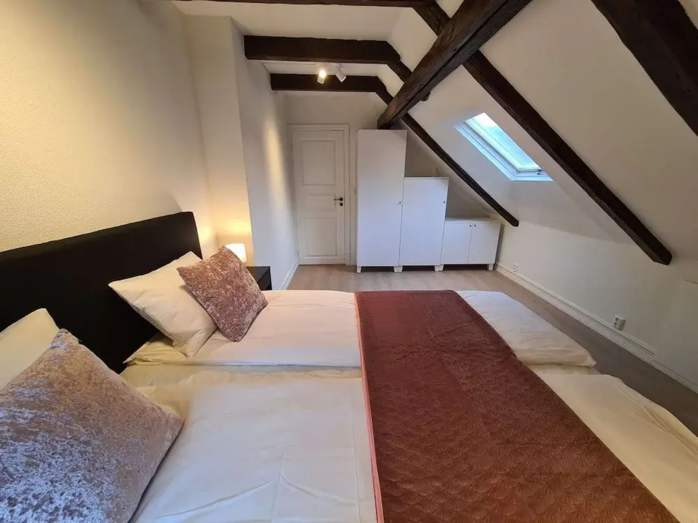 Beautiful Penthouse Near Center, 2-bedroom, Balcony and Free Parking