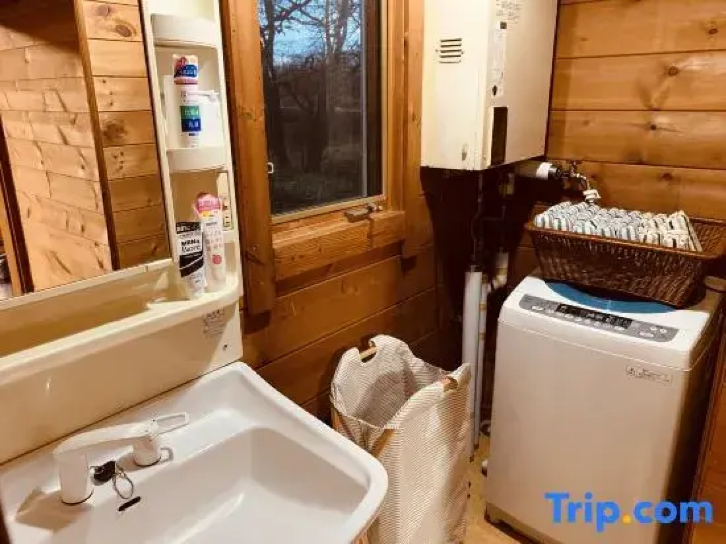 Tomy's Log House - Need Car