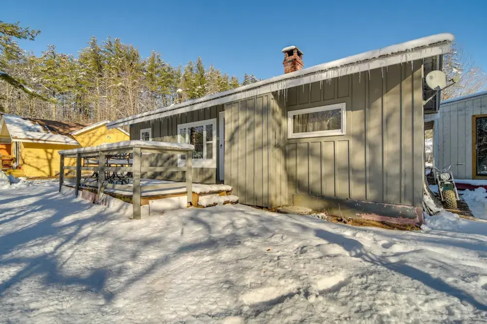 Single-story Cottage in Glen w/ Deck & Near Skiing
