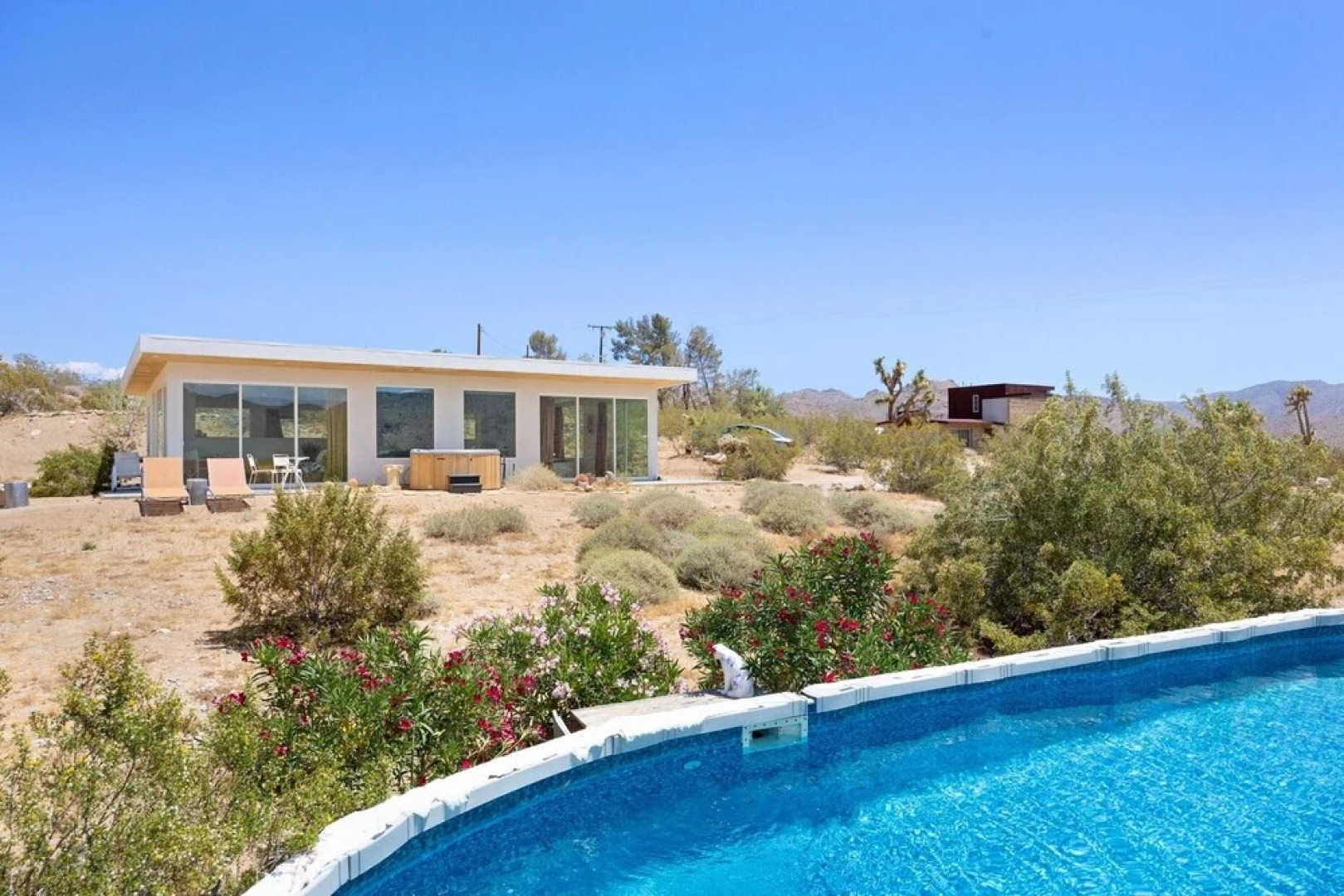 House Of Intellect - Hot Tub, Pool Fire Pit And Views! 1 Bedroom Home by Redawning