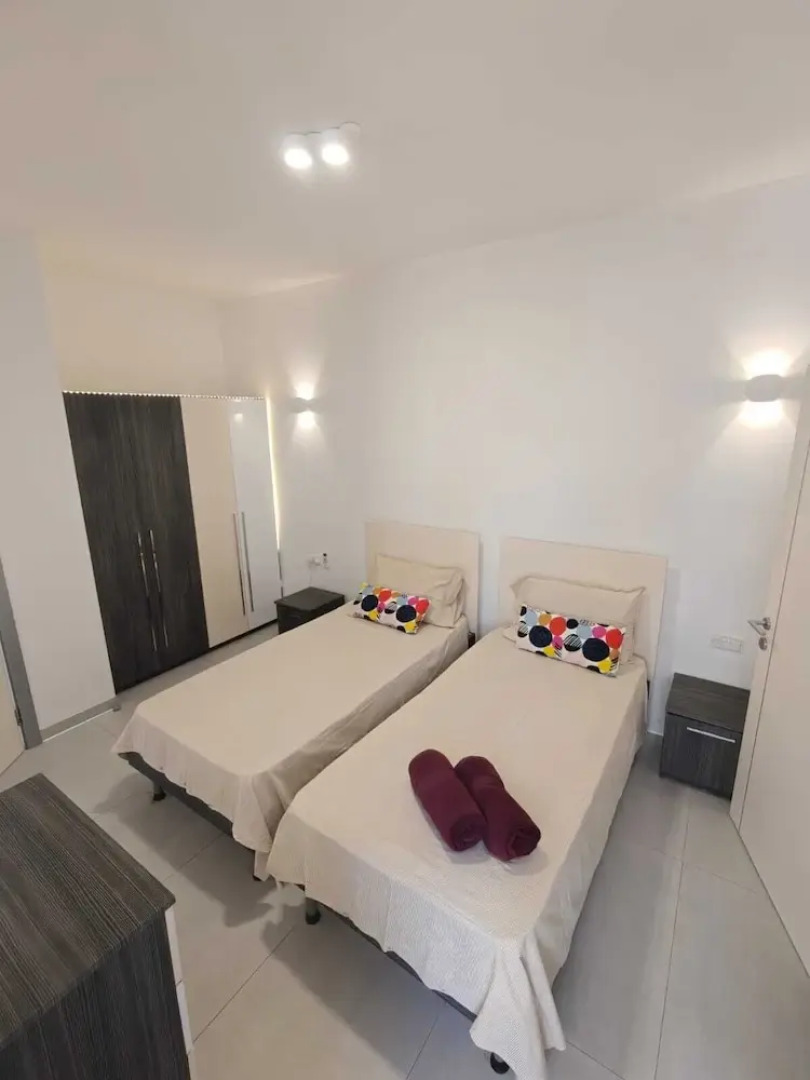 Twin Room with Laundry in Pembroke