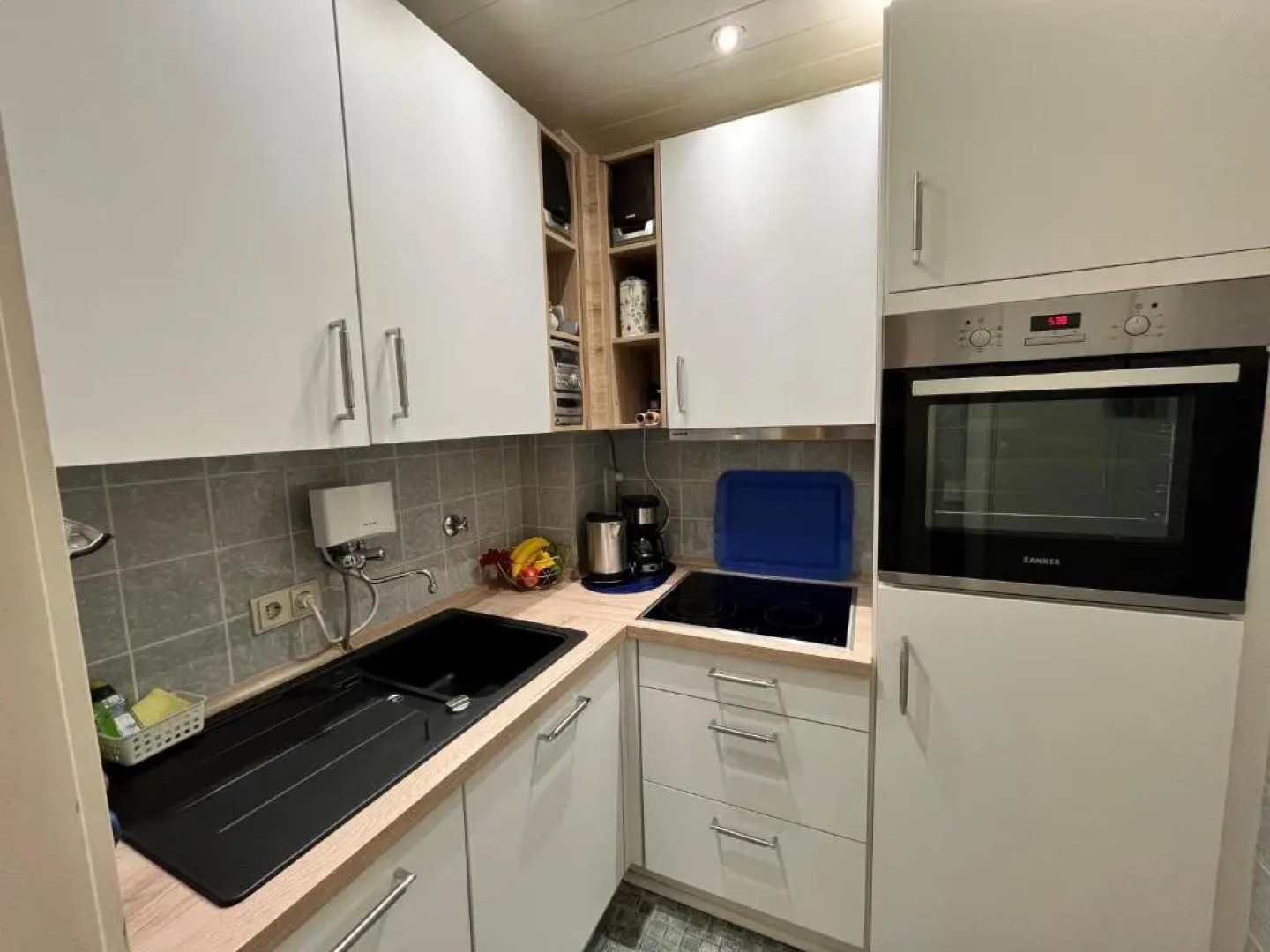 2-Zimmer-Appartement im 1. Obergeschoss mit Hallenschwimmbad und Sauna.