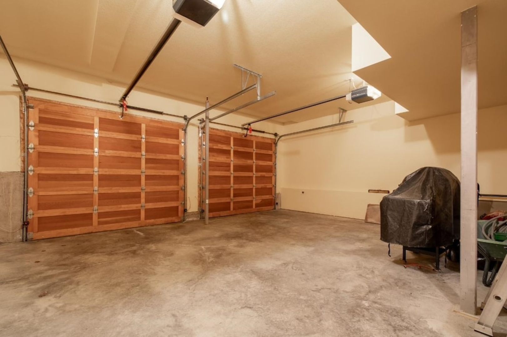 MODERN 4,500 sqft Ski Chalet: 5 Br + 6 Ba | Pool Table | Pool + PRIVATE Hot Tub