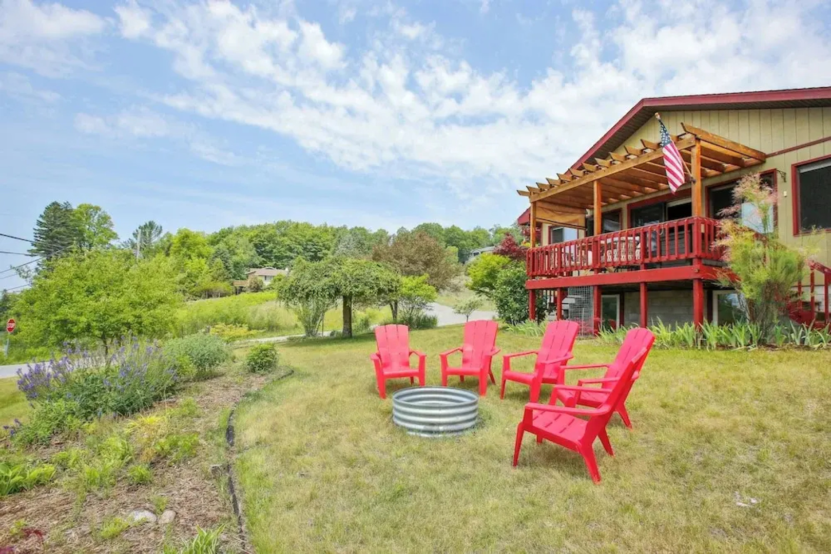 Crystal Lake Vacation Rental, 3 Mi to Betsie River