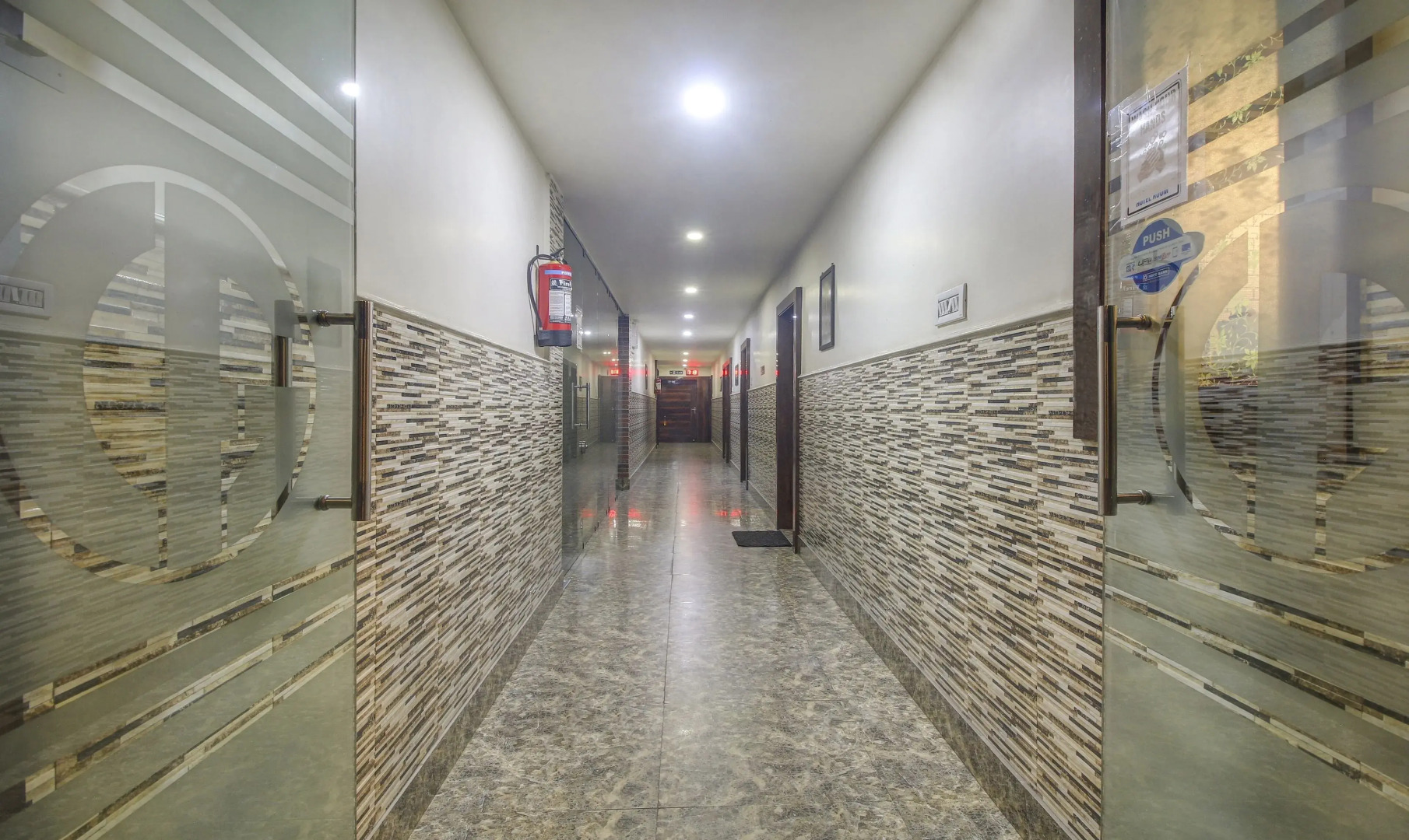 Itsy by Treebo - Golden Fiesta