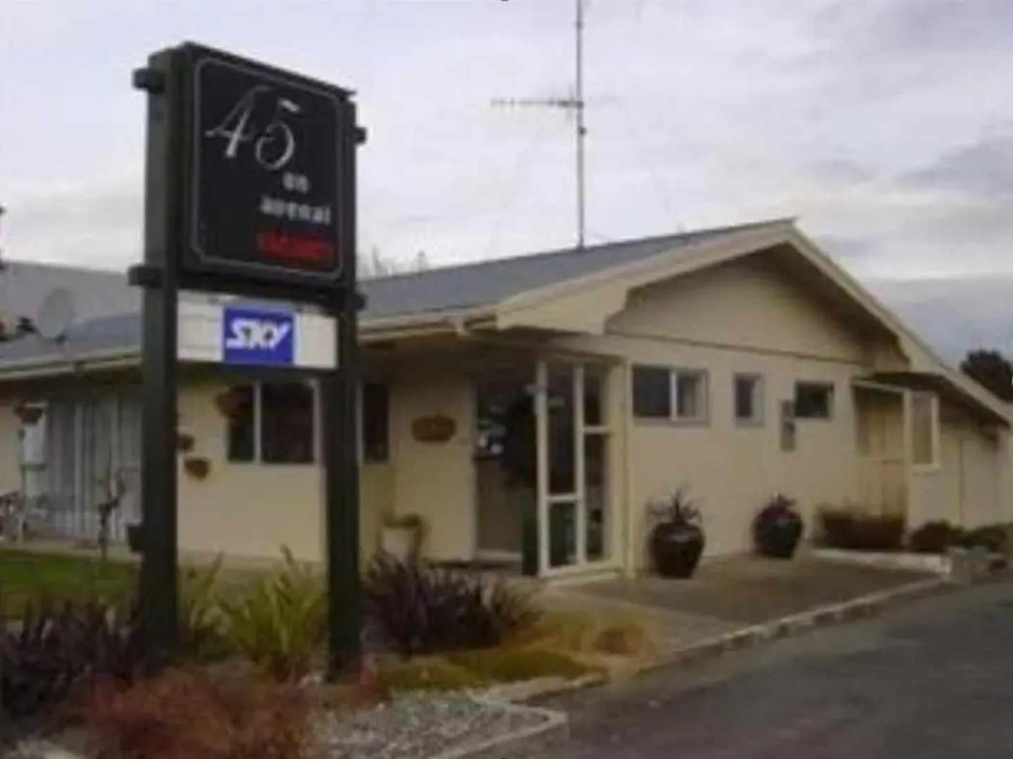 45 on Avenal Motel