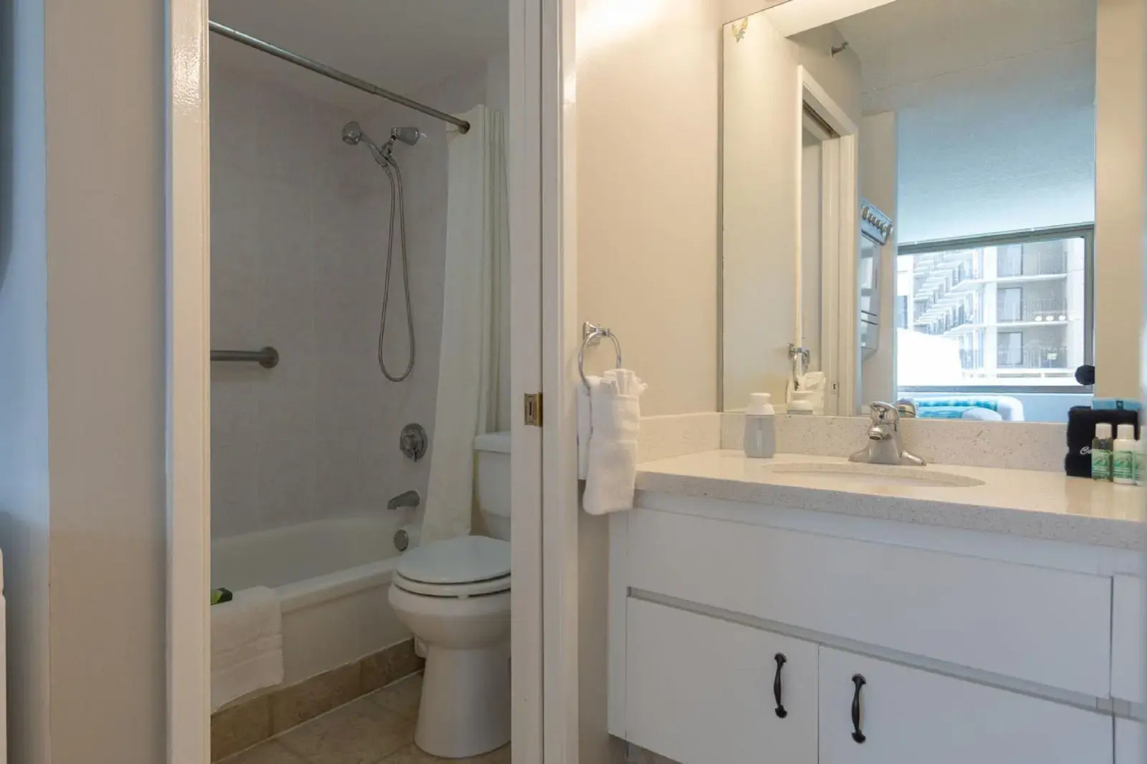 Waikiki Banyan - Pool Deck Level Tower 1 Suite 610