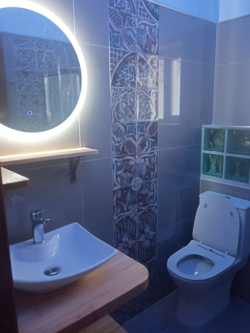 Agios Georgios - 2 Beds - Sleeps 5 - Free Parking