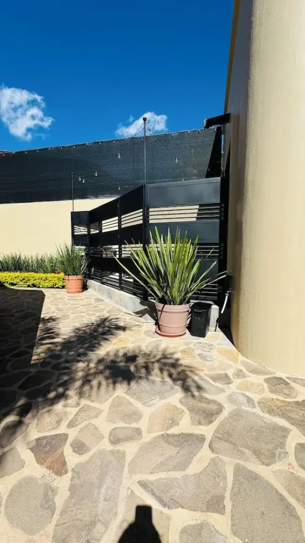 Ajijic Modern 1 Bedroom Guesthouse -patio - BBQ - Bikes - Gym - Pickleball Court