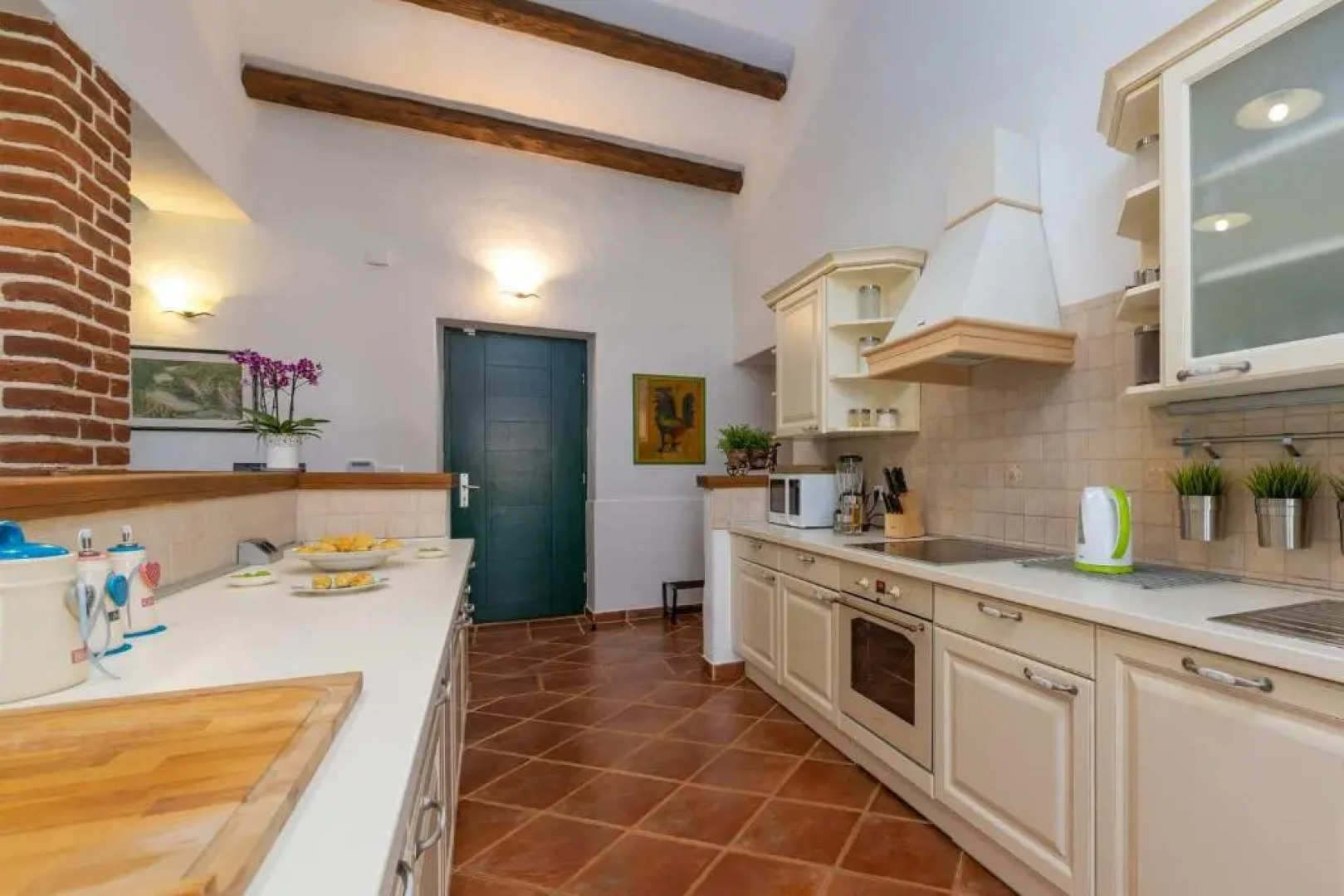 Beautiful Villa In A Quiet Area, With Enclosed Garden, Private Swimming Pool And Outdoor Kitchen