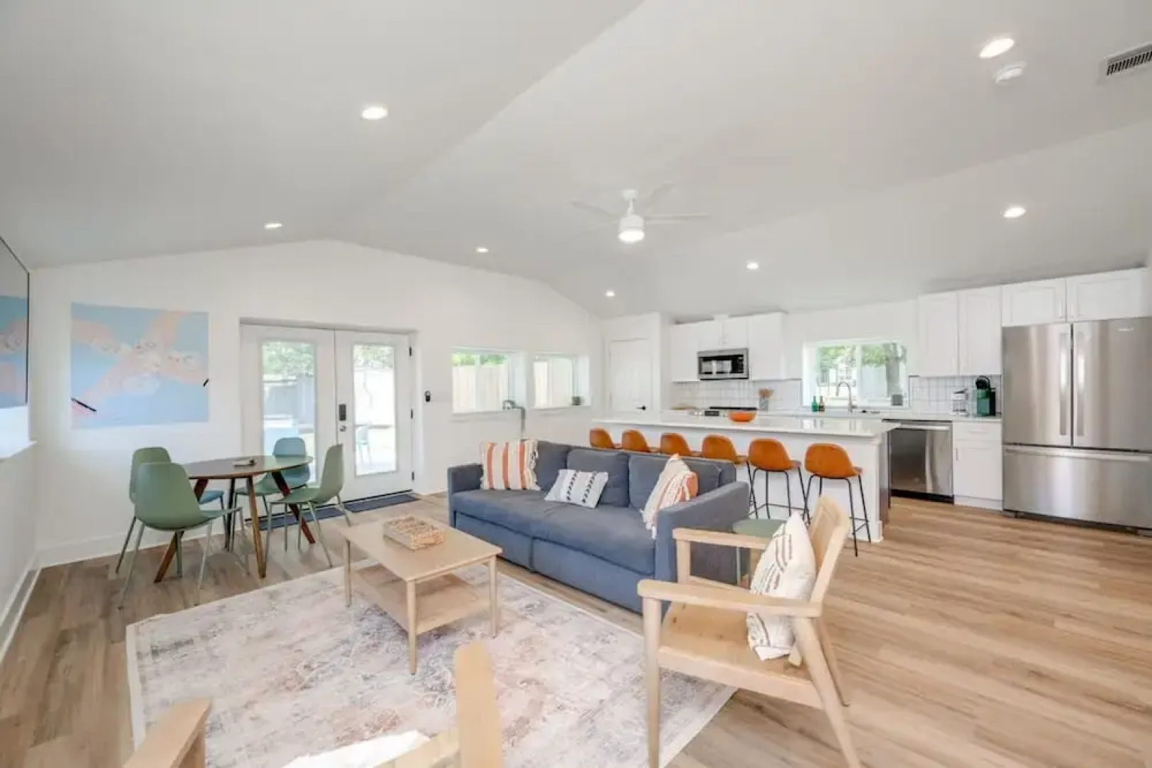 Modern 3 2 two Kings hot tub Fire pit 16min to Wine Trail Nearby Pickleball Courts Pools