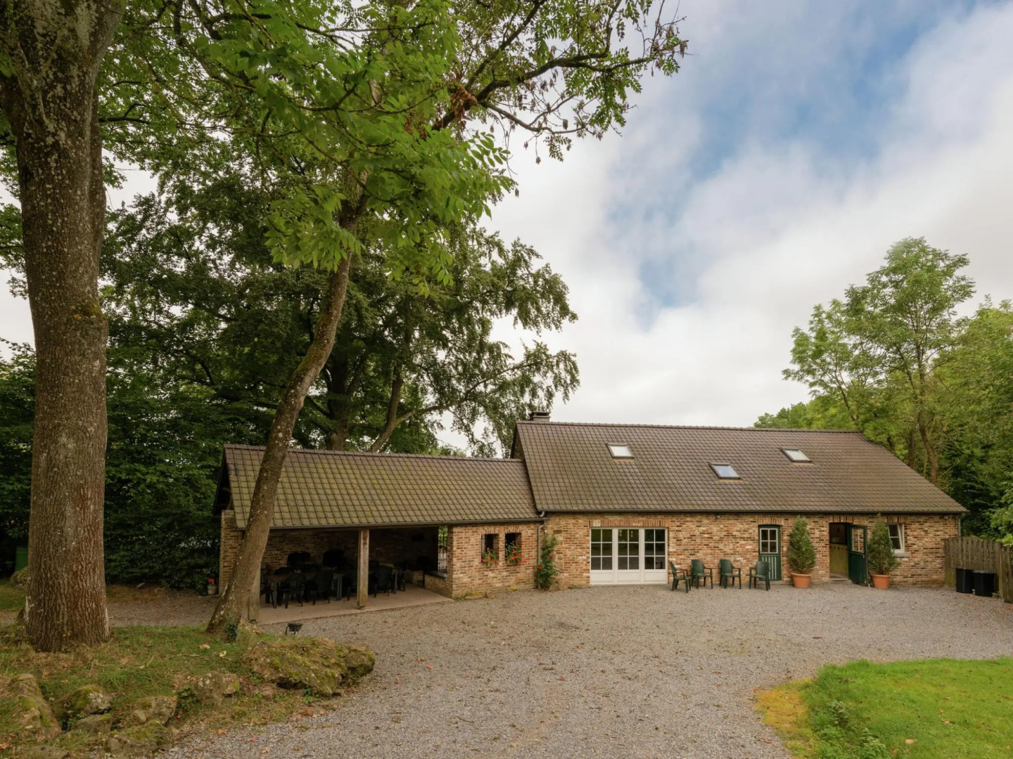 Glorious Holiday Home in Weris with Jacuzzi