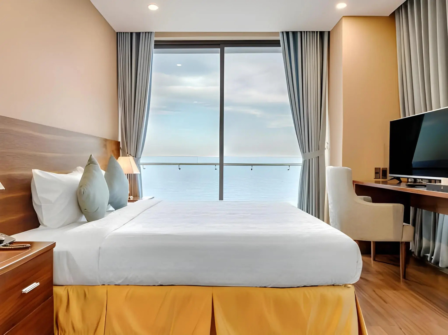 Yarra Ocean Suites Danang