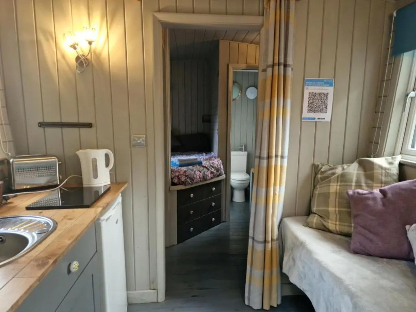 Cabin - Sleeps 2 hot tub & Parking