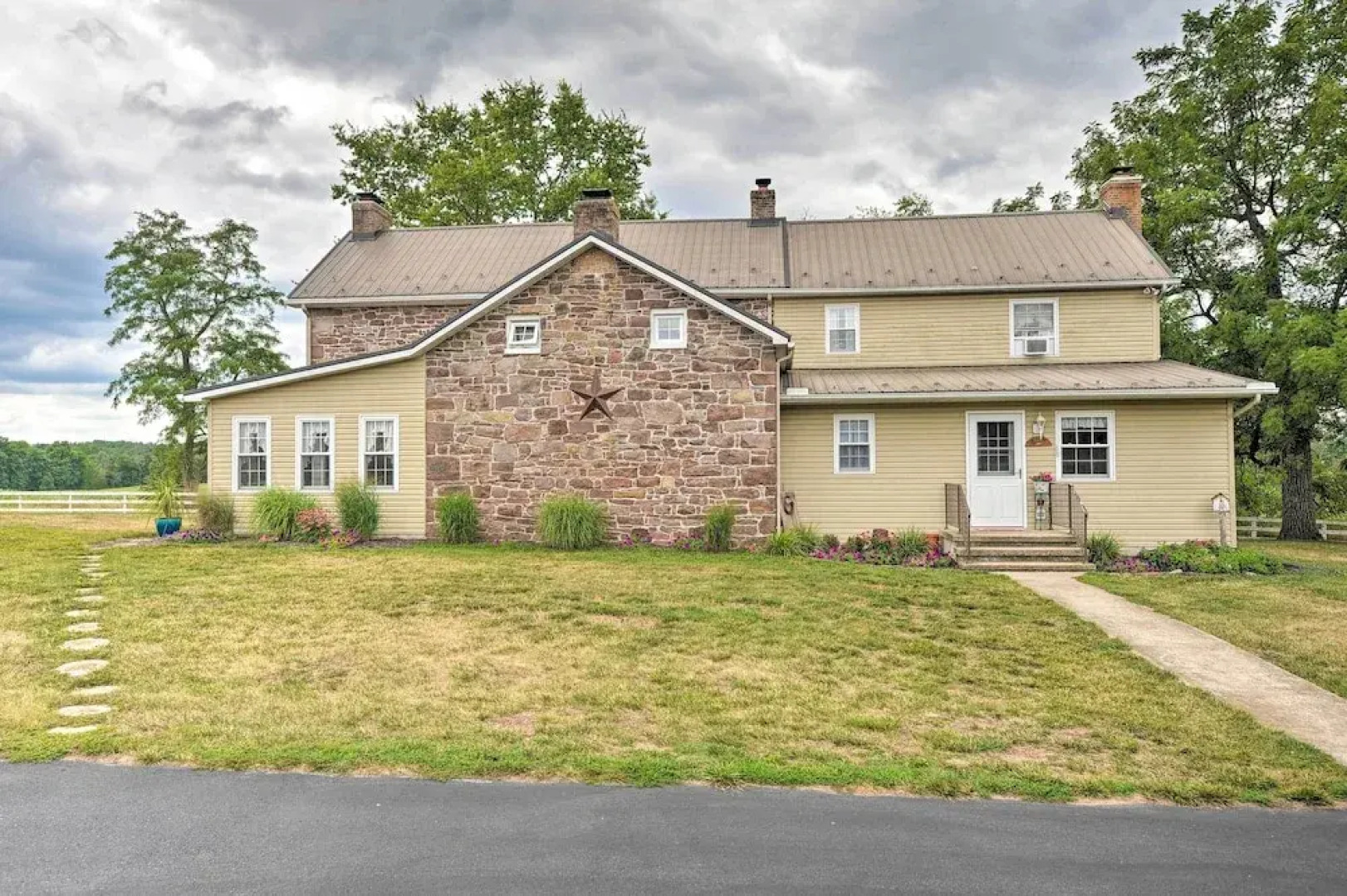 Farmhouse on River, 12 Miles to Liberty Mountain