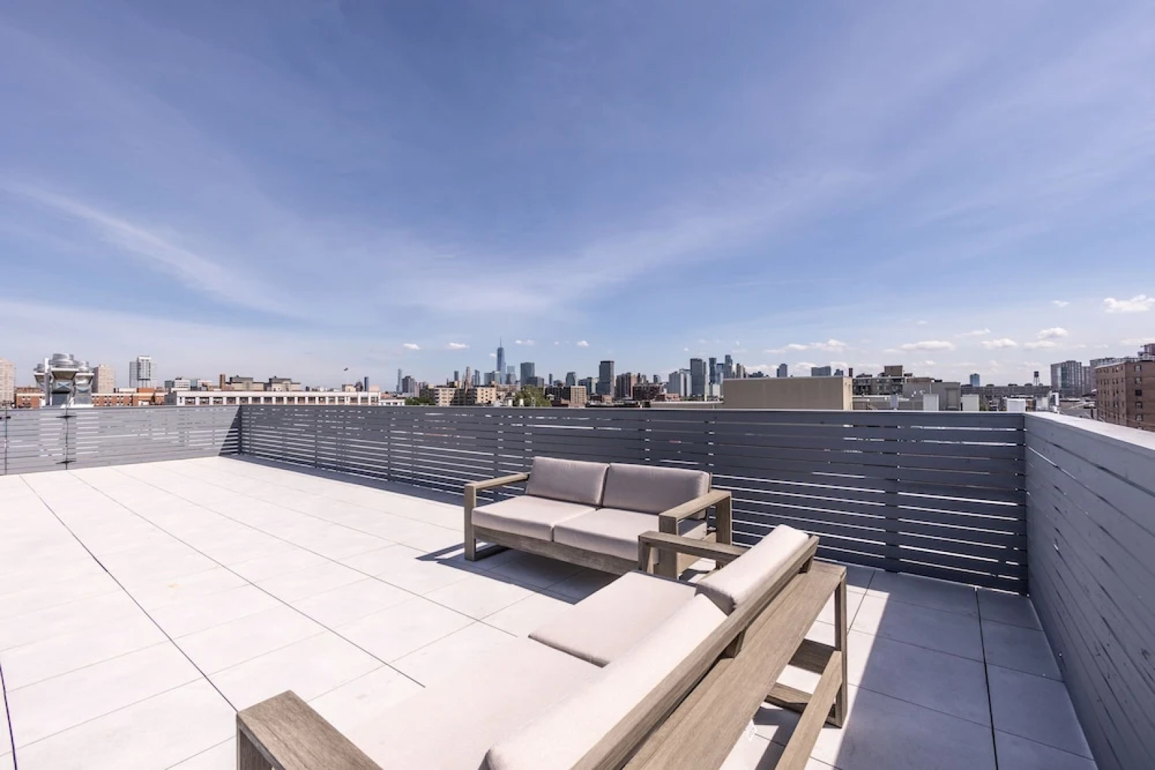 Airy 3 BR Flat w Shared Deck - gym - Mins to NYC