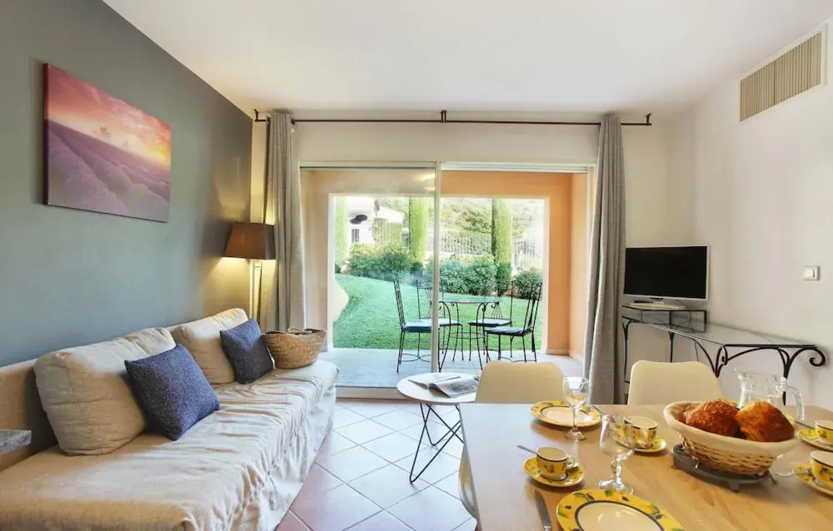 Apartment in Greoux-les-bains Near Lakes