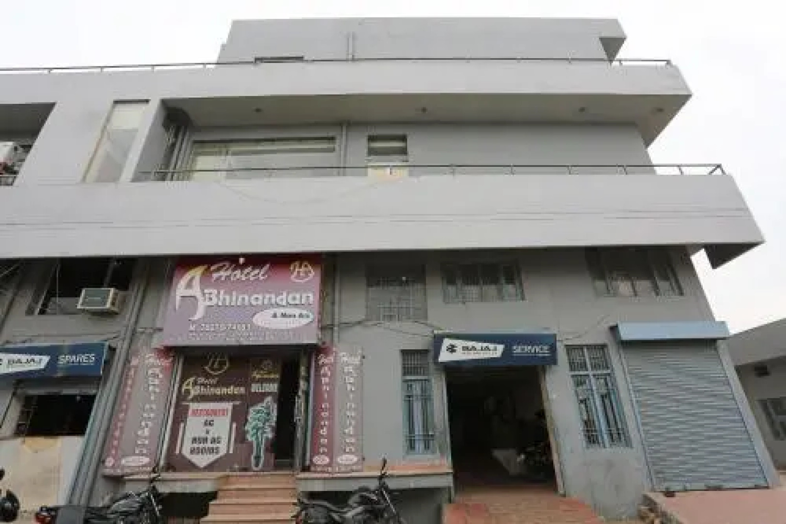OYO 28227 Hotel Abhinandan