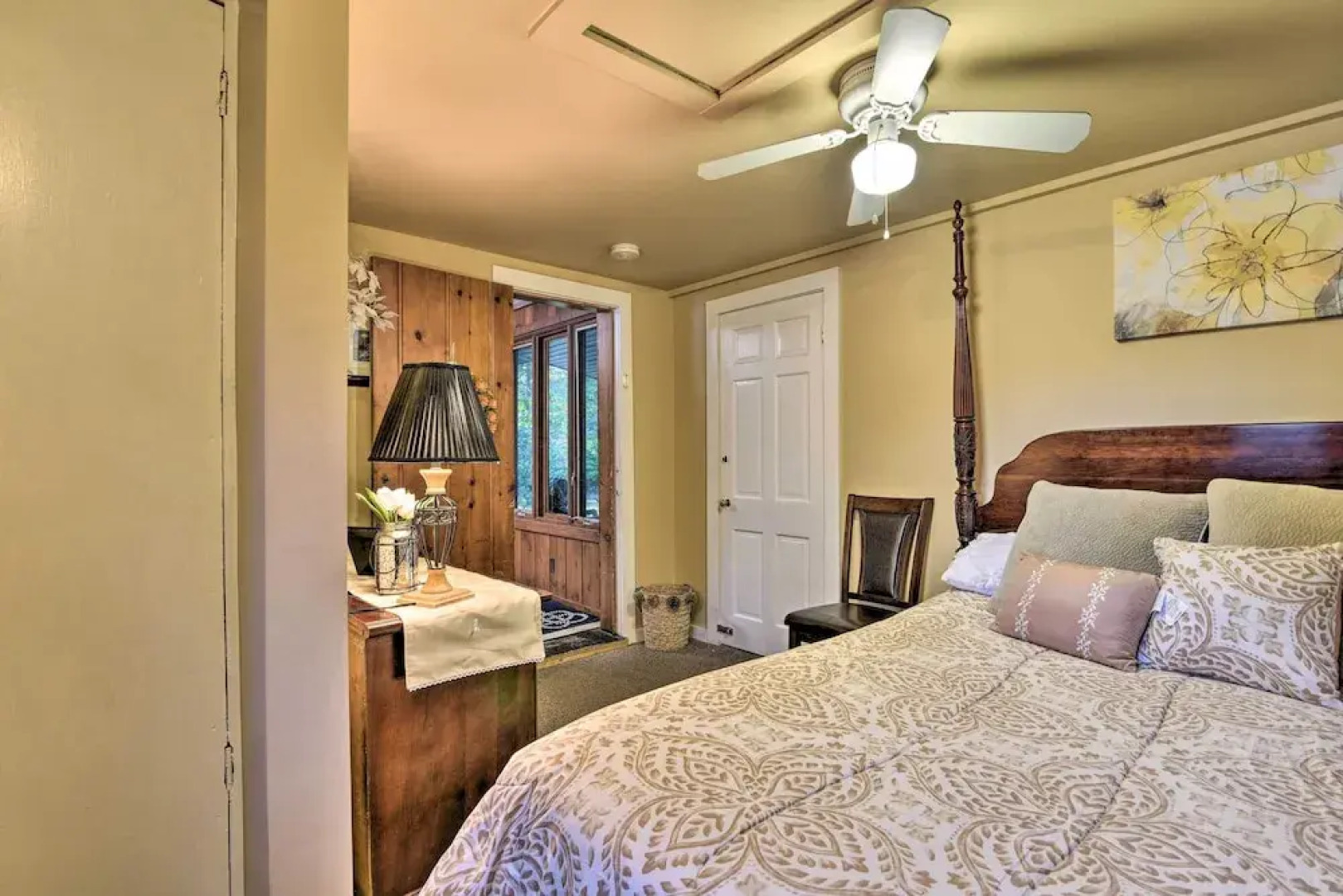 Cozy Lakefront Lapeer House w/ 2 Paddle Boats!