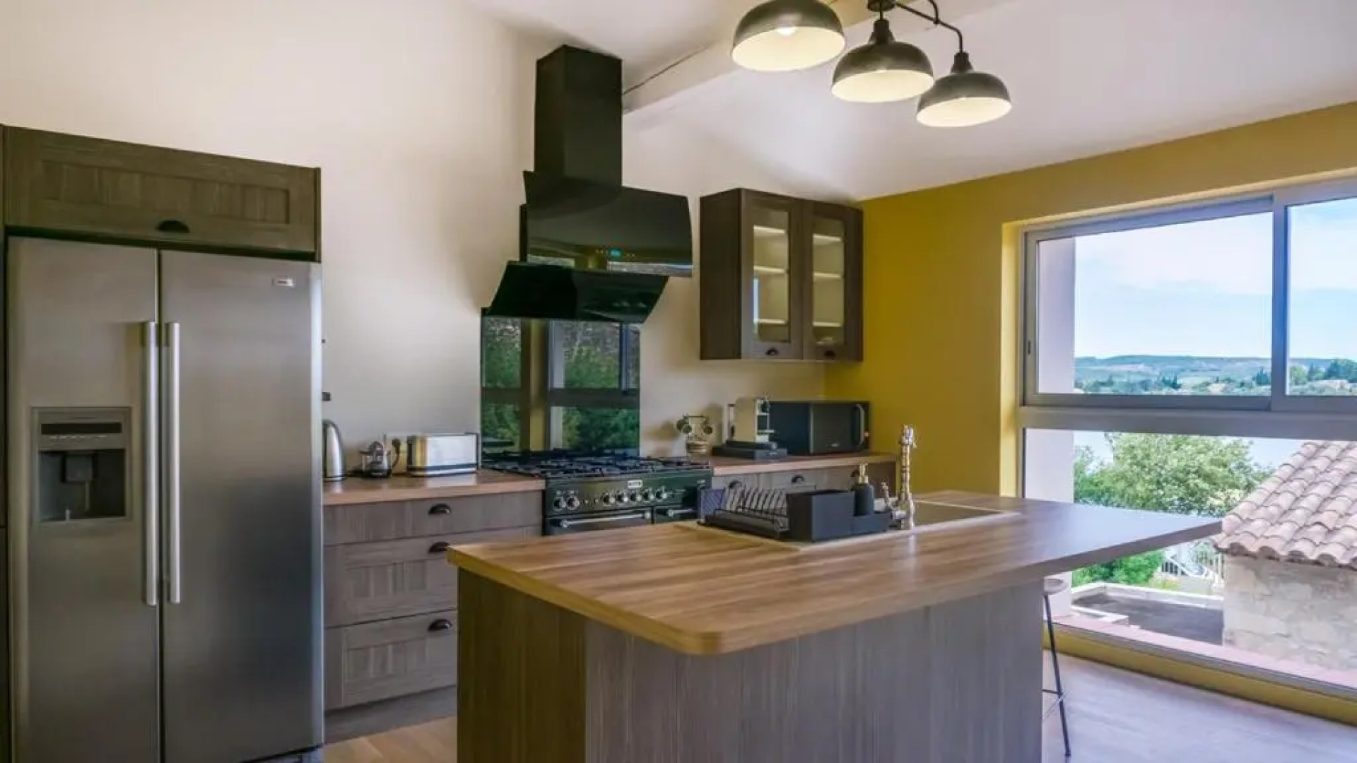 Belle Et Grande Maison de Village Au Bord de L'eau