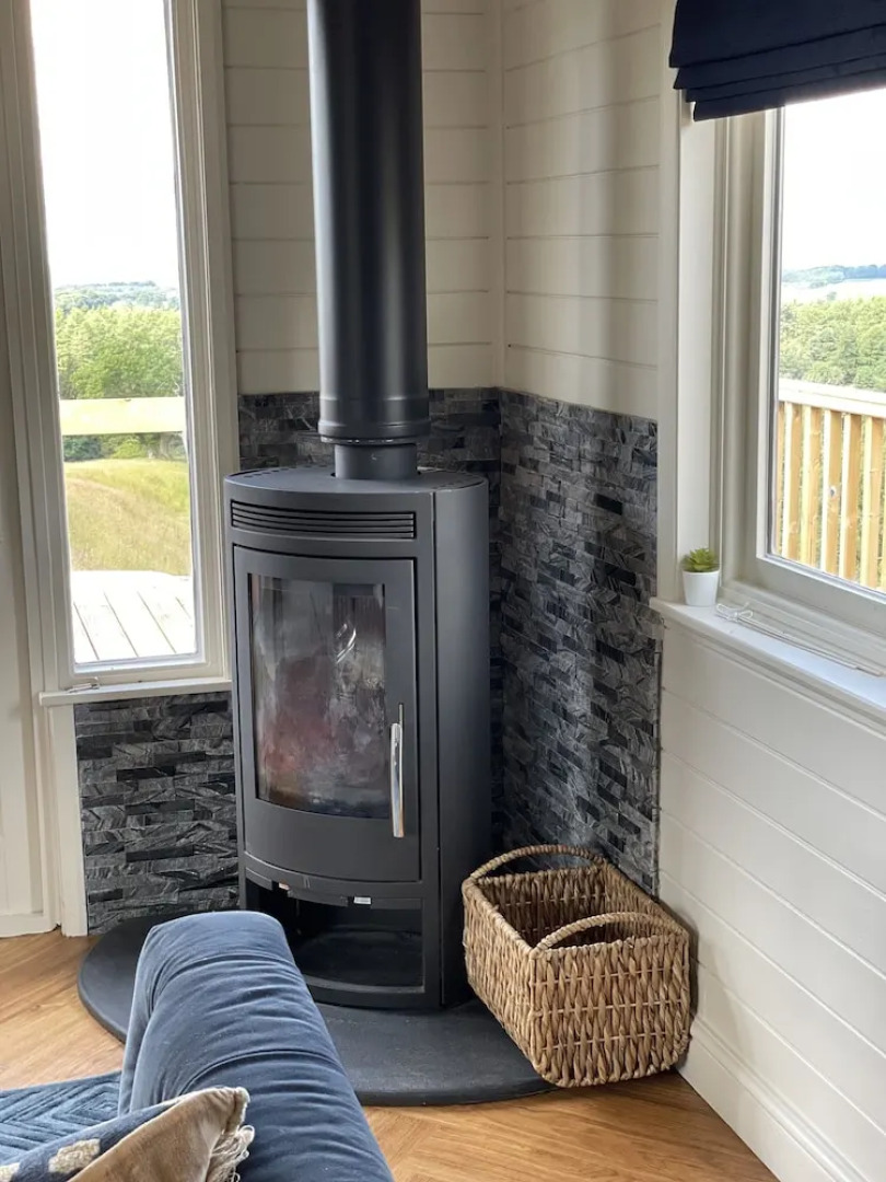 Cosy Lodge With Private Hot Tub in Tottergill Farm