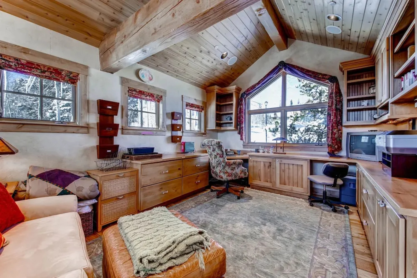 Three Peaks Mountain Lodge 5 Bedroom Home by RedAwning