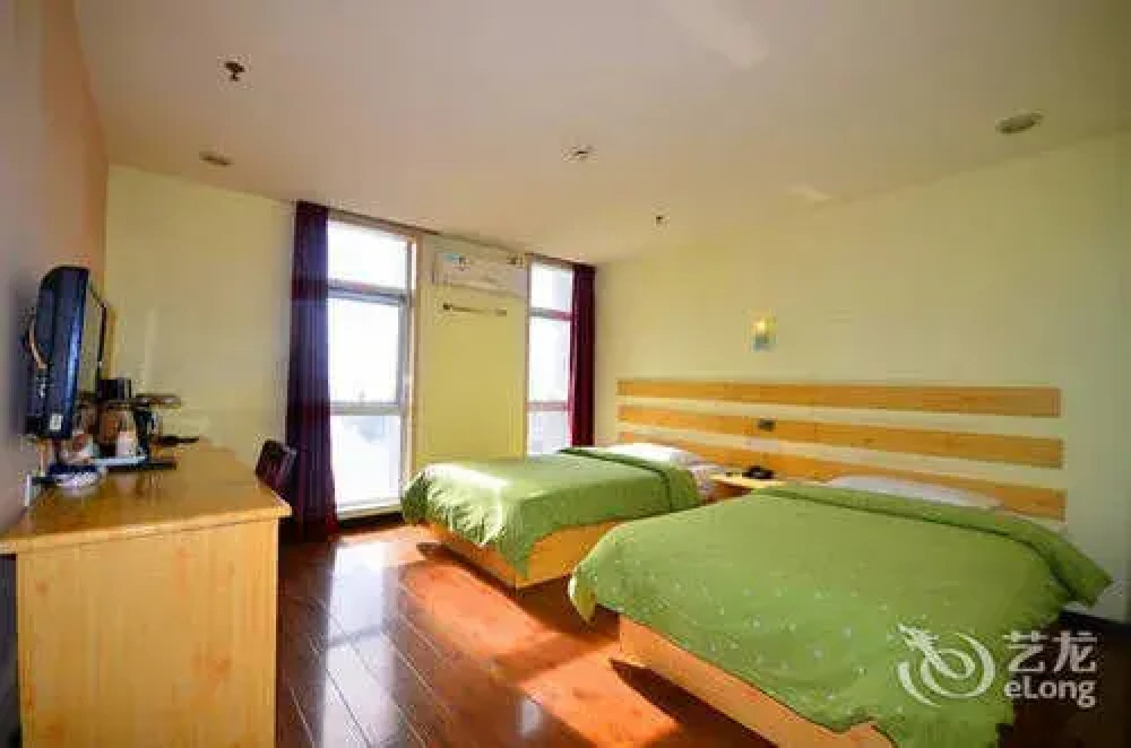 Yonggang Business Hotel