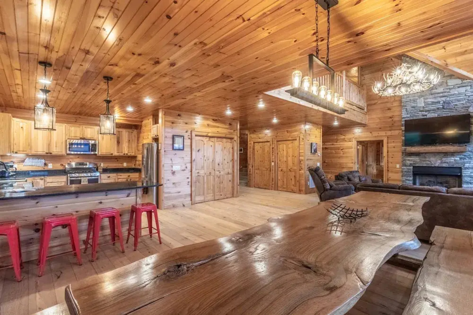 Luxury 4200 Sqft Log Cabin on 50 Acres Sleeps 16