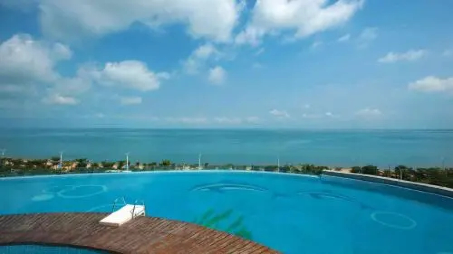 North Bay No.1 Ocean View Apartment Hotel