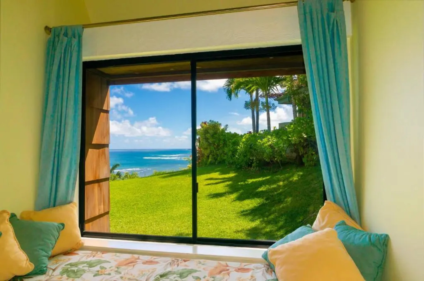 Sealodge J1-ground floor with oceanfront views, king bed, pool & more