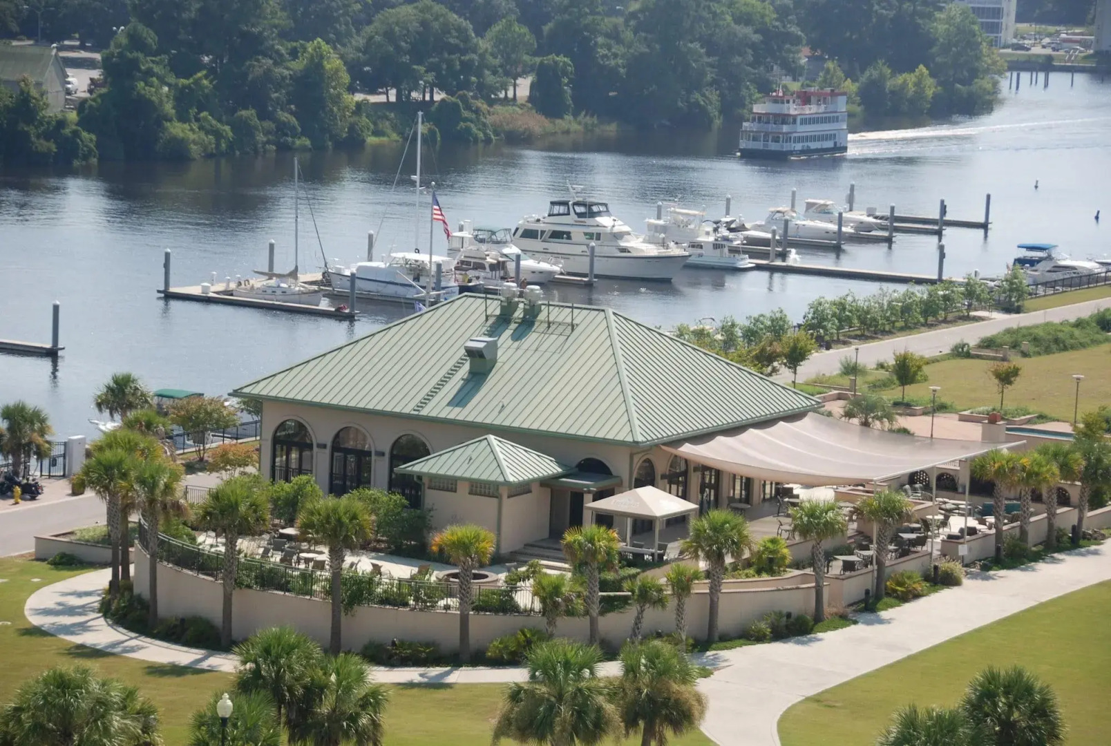 Barefoot Resort & Yacht Club
