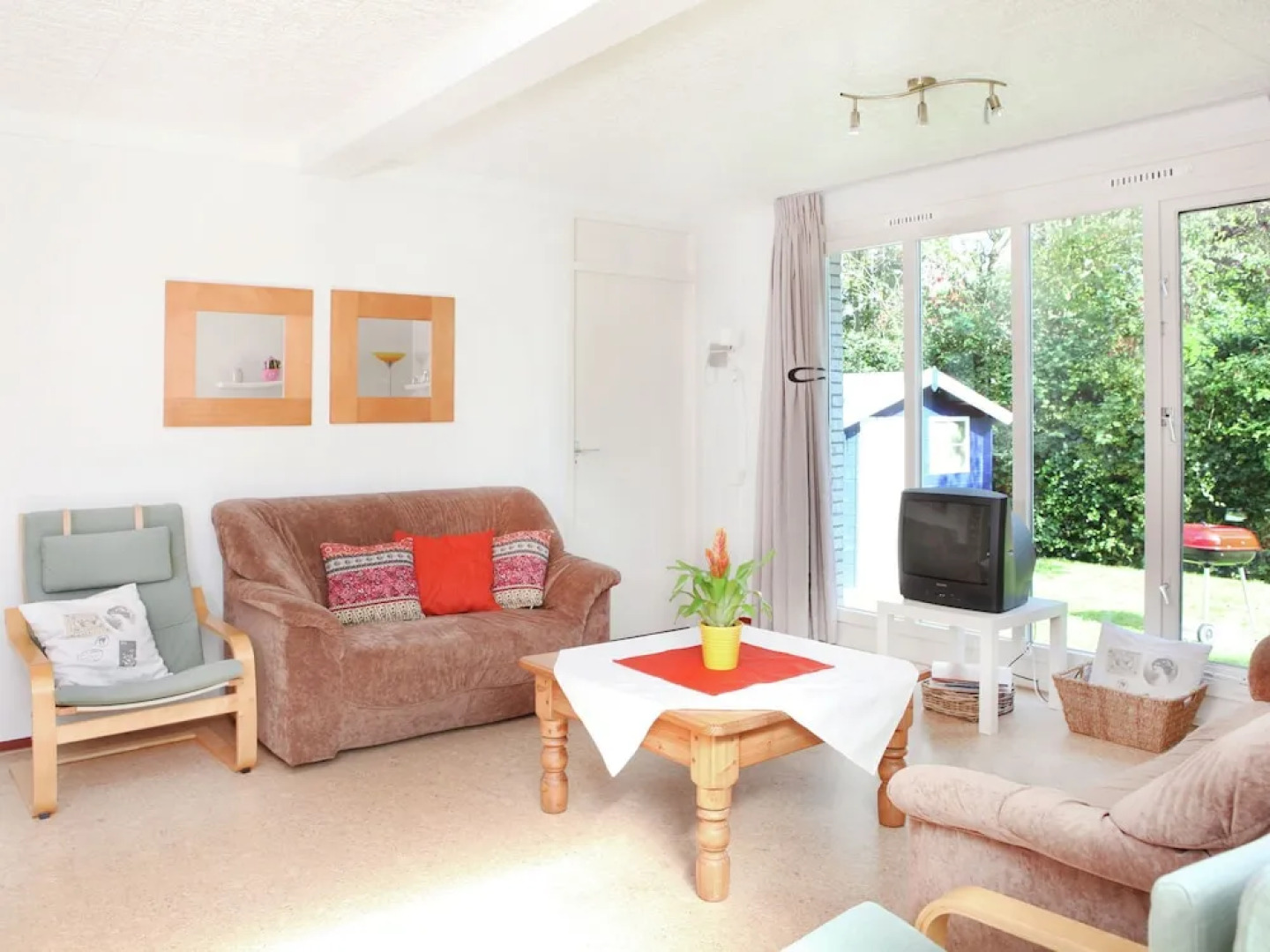 Comfortably Furnished Bungalow on Lake Veere