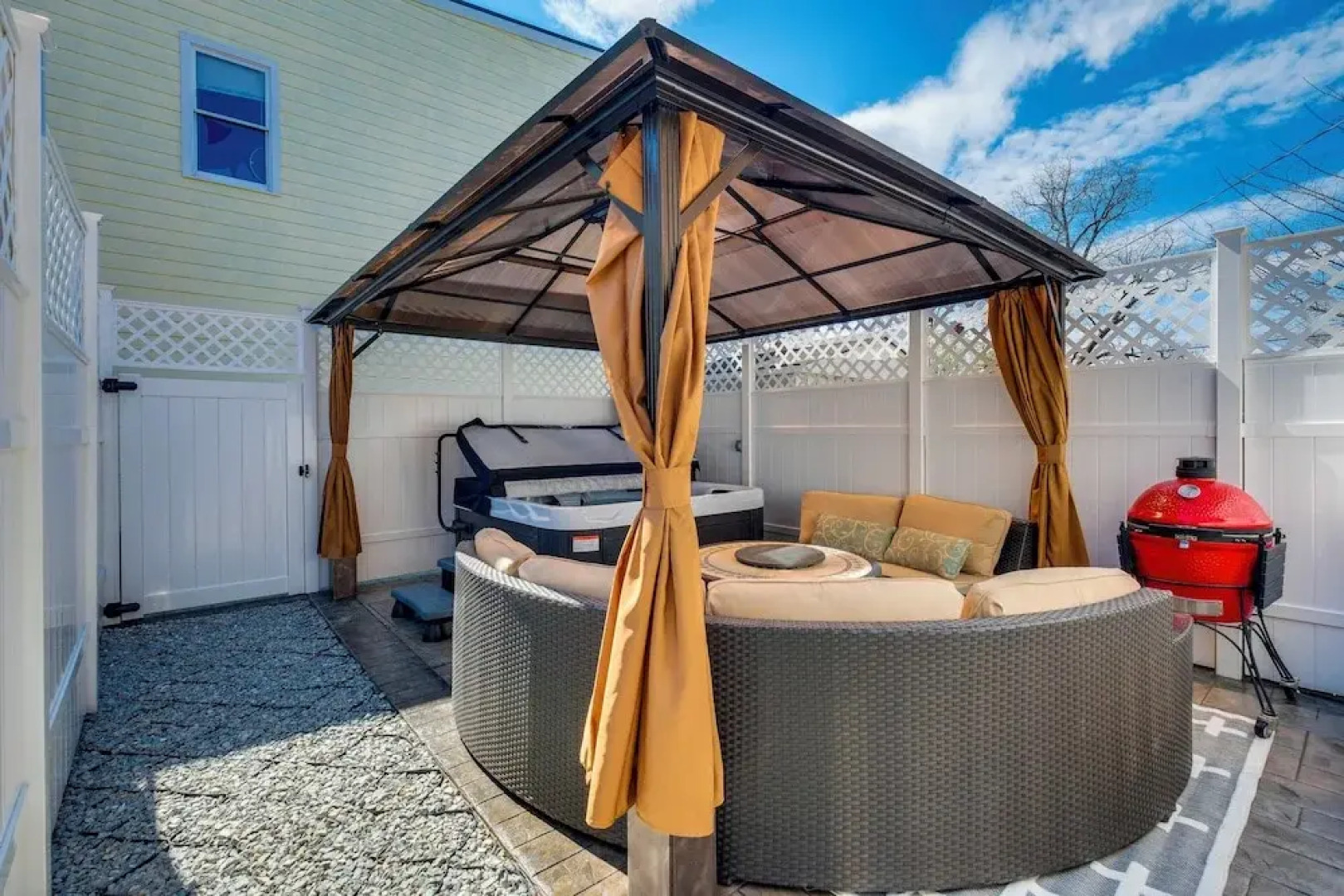 1 Mi to Dtwn: Hot Tub Haven in Richmond!