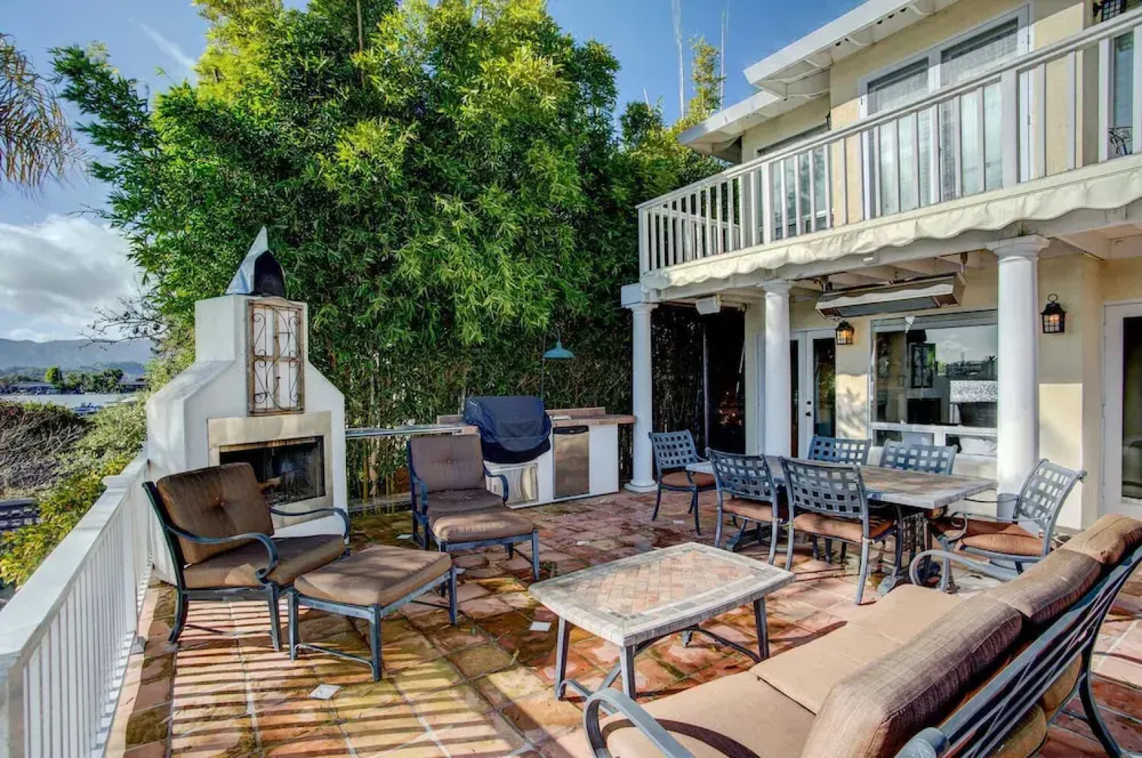 4 BR Waterfront Home Private Beach by RedAwning