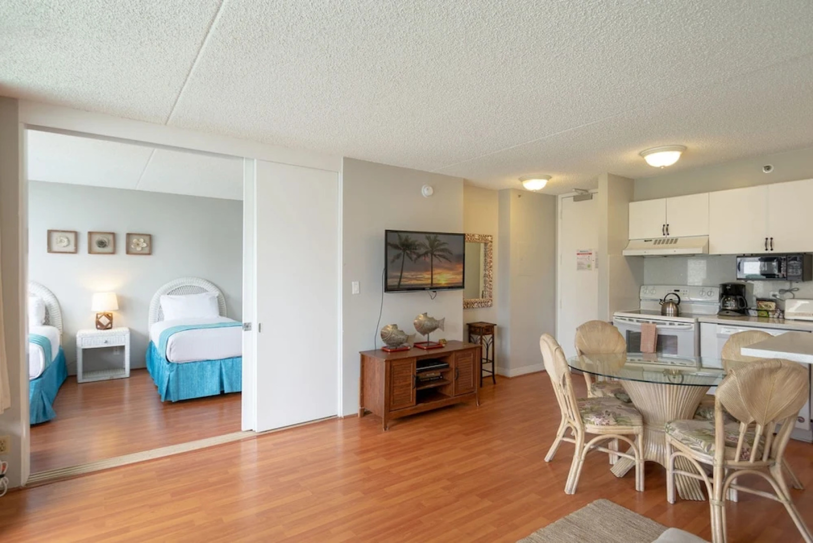 Waikiki Banyan - Pool Deck Level Tower 1 Suite 610