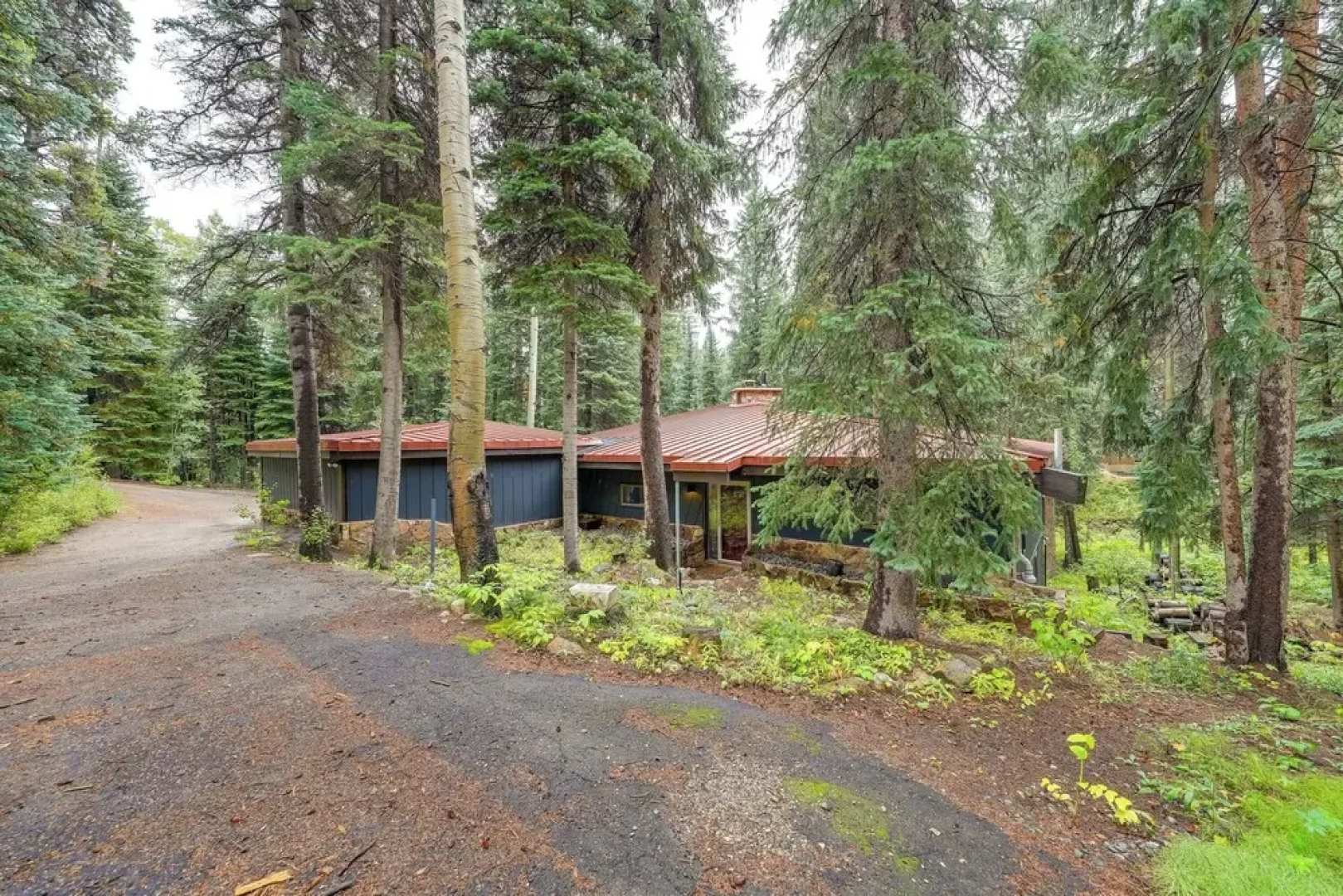 Mid-century Cabin: Creekside, Easy Access to I-70
