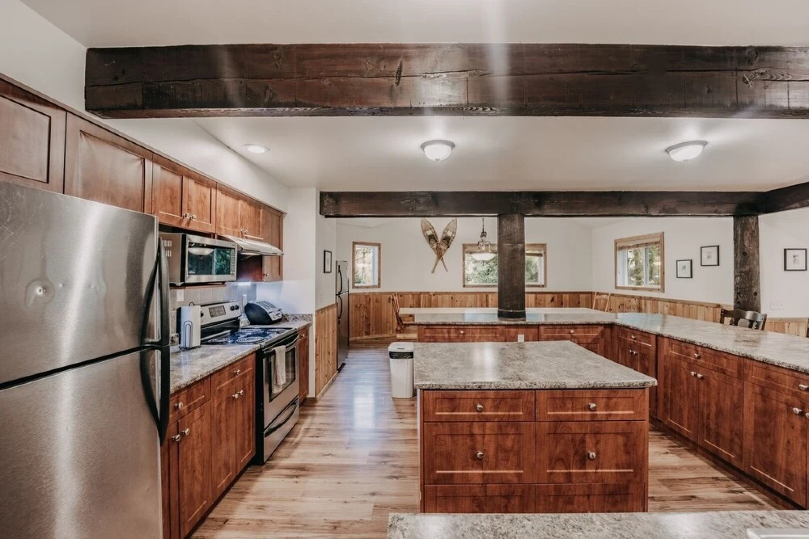 03mbh -12-bdrm - 3.5-bath - Wifi - Pets Ok - Sleeps 26 12 Bedroom Home by RedAwning