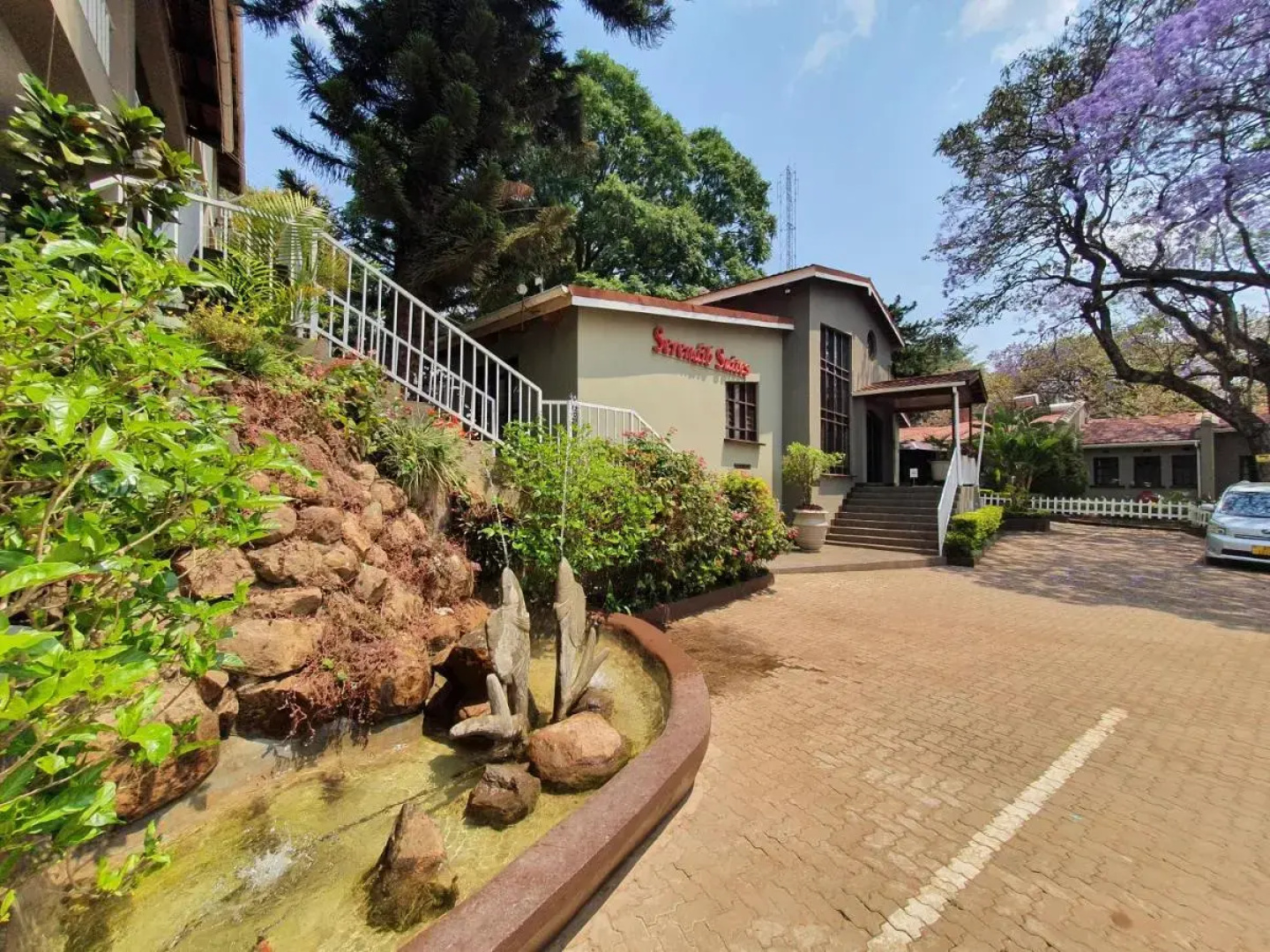 Serendib Suites & Conference Center