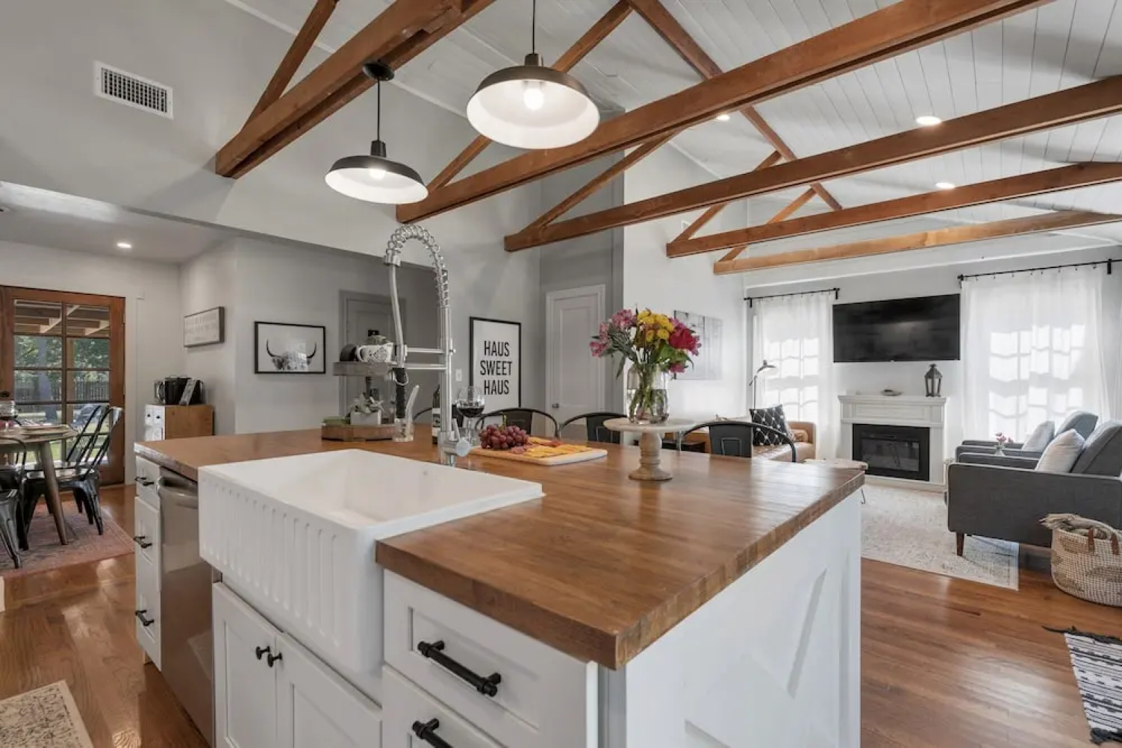 New Modern Farmhouse With Hot Tub, Fire Pit, & Games