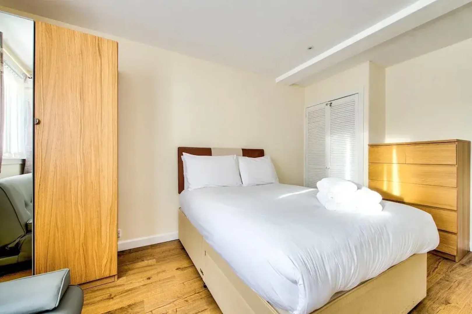 Naturally Well-lit and Serene Holiday Home w\ Parking